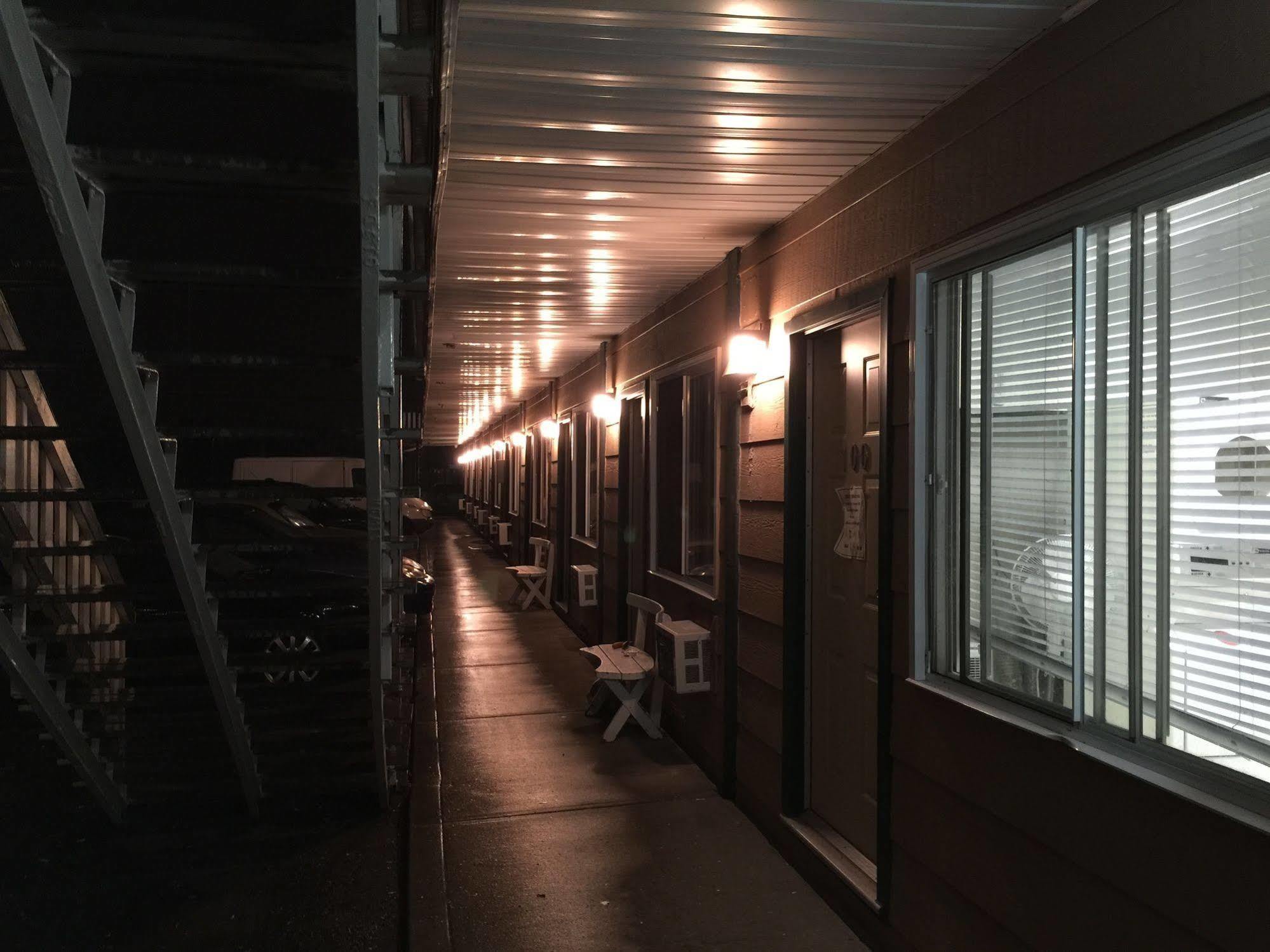 Chateau Motel Edmonton Exterior photo